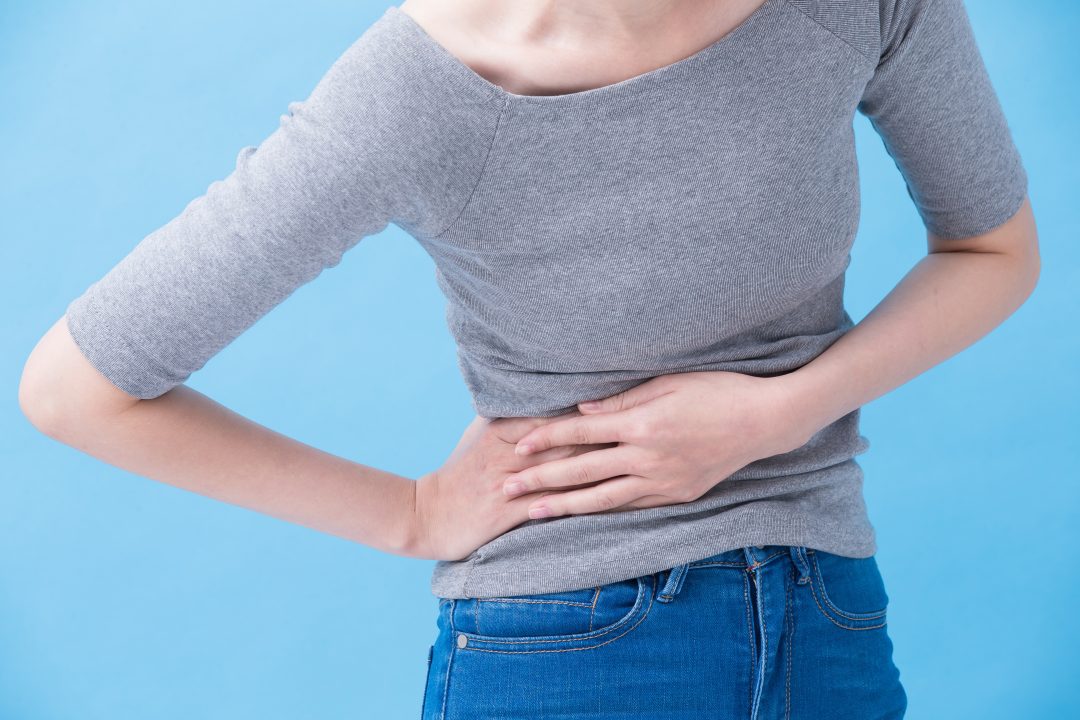 woman with kidney pain waiting for telenephrology