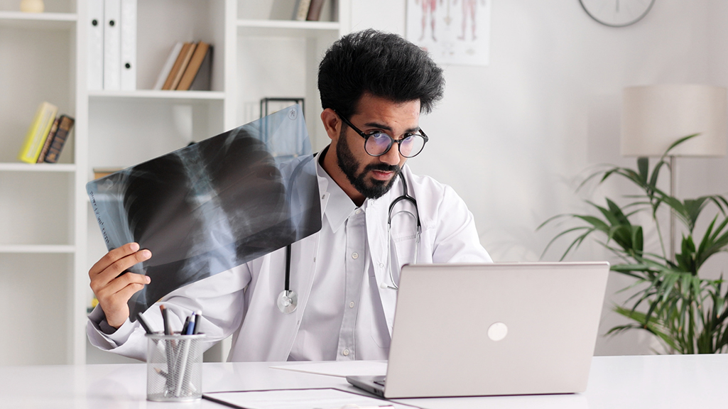 telepulmonology doctor advising patient over a computer connection