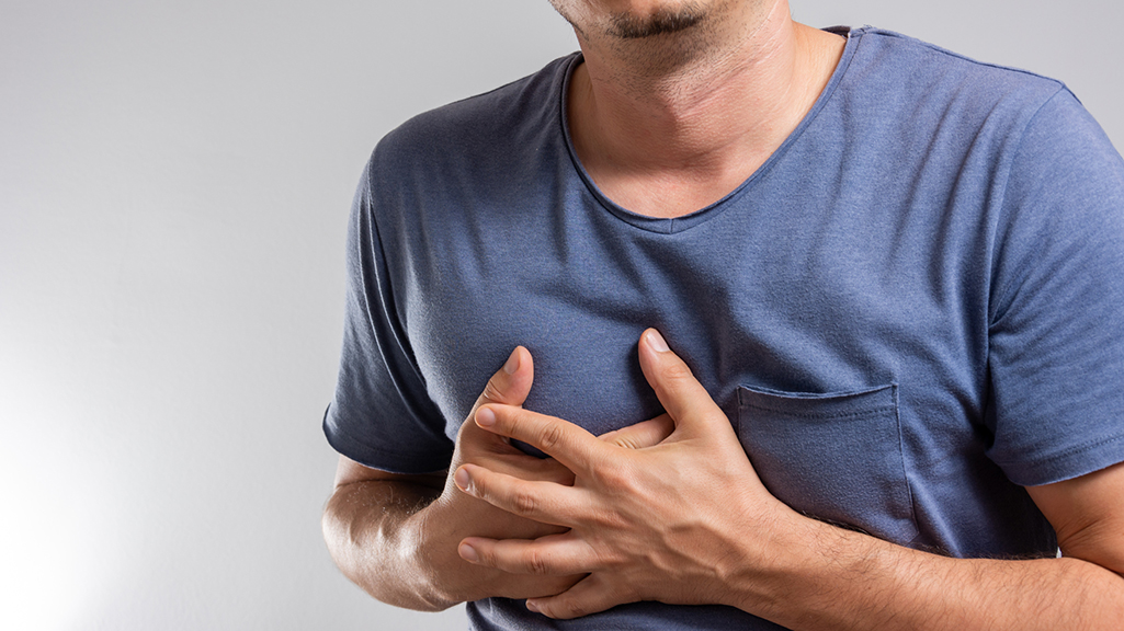man clutches chest due to a pulmonary disorder and could be diagnosed by telepulmonology