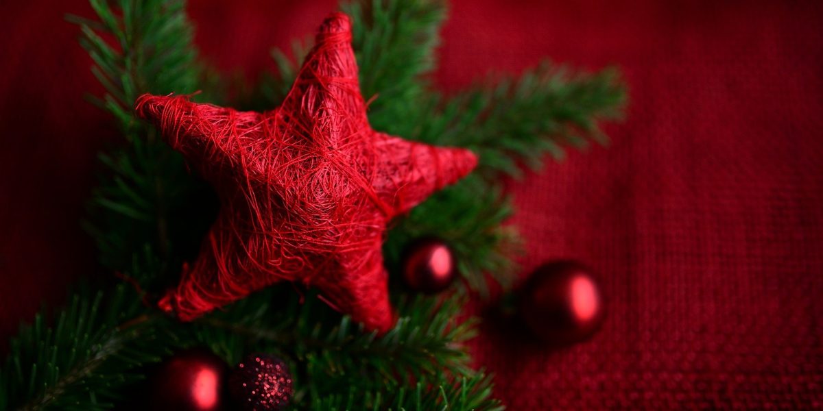 star-g11da20609_1920 Red star tree topper with holiday decorations all around